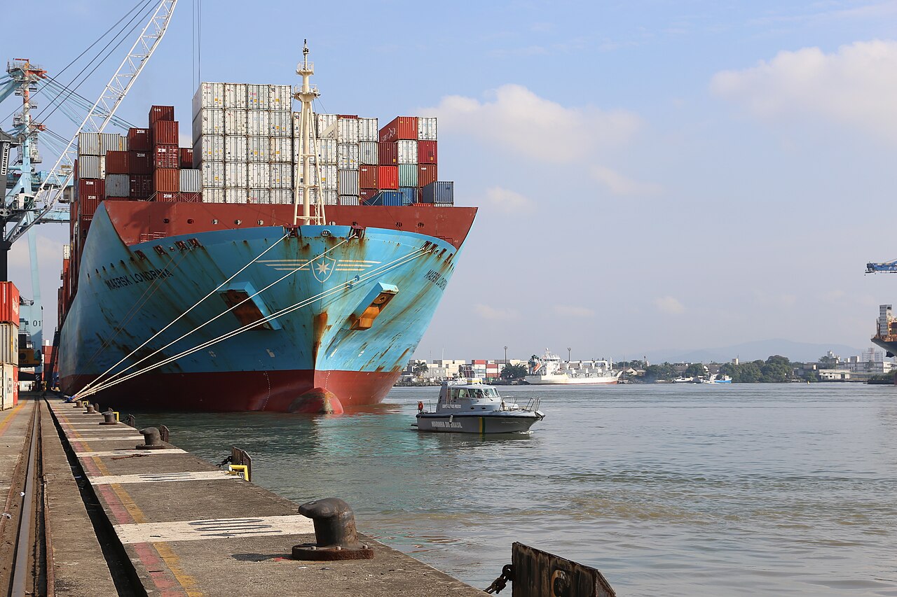 Navio porta-contêineres atracado no Porto de Itajaí